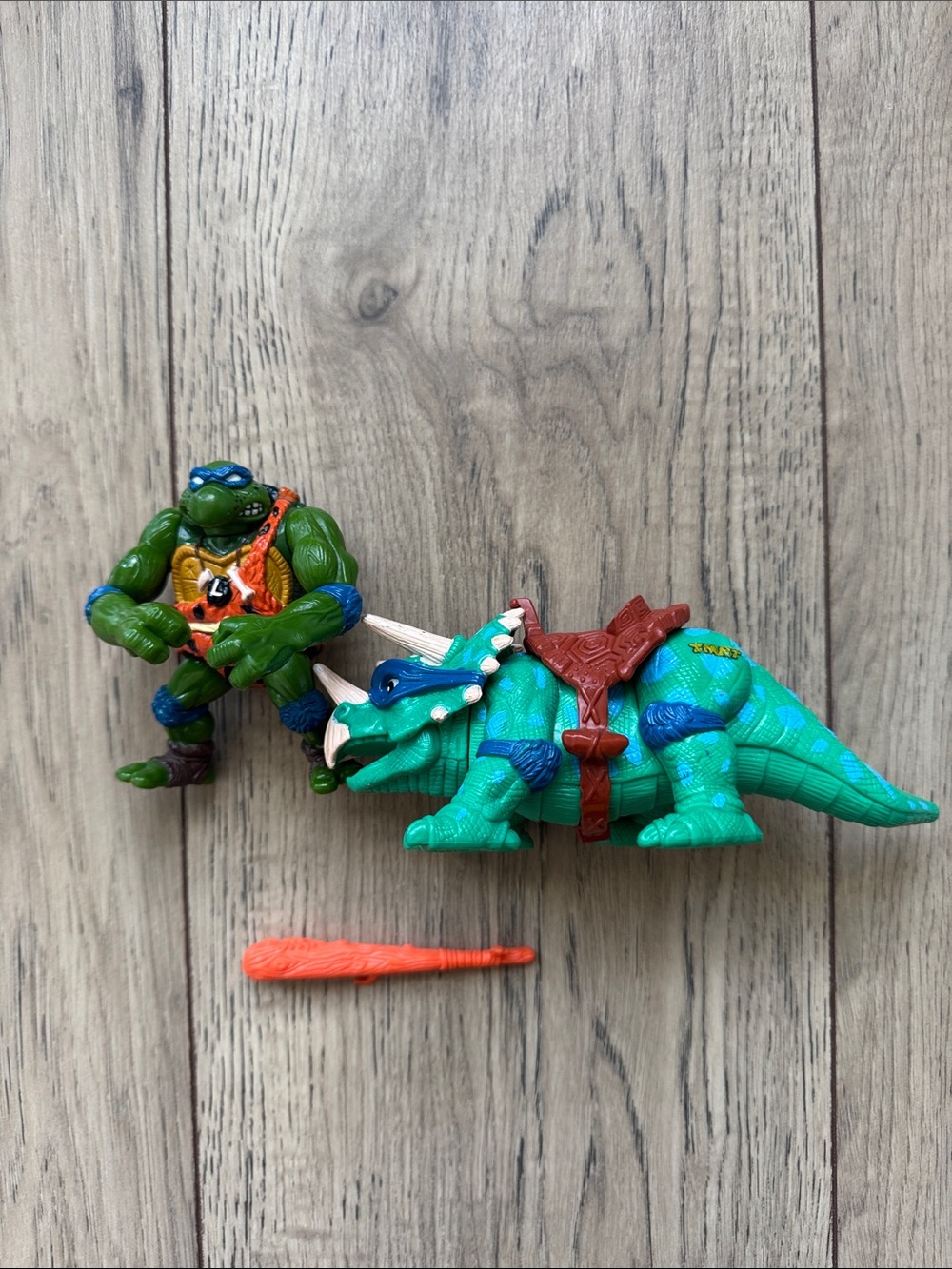Vintage TMNT Cave Turtle Leo and Dingy Dino 1992 Action Figure Collectible